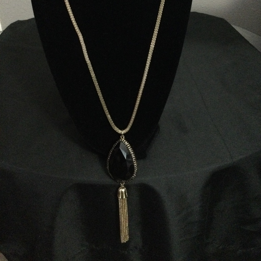 Gold round curb chain necklace with black pendant/tassels
